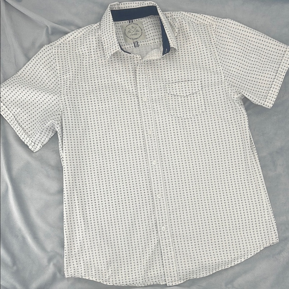 Native White Casual Button Down Shirt with Short Sleeves and Subtle Pattern